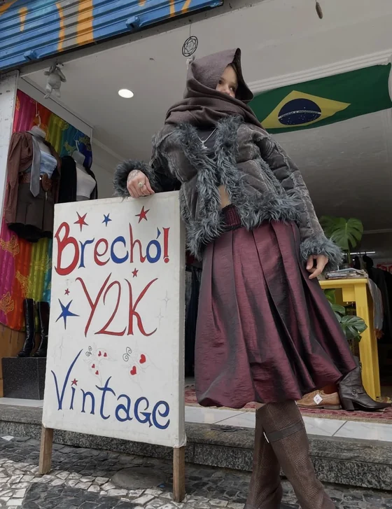 Fachada do brechó com placa Brechó Y2K Vintage